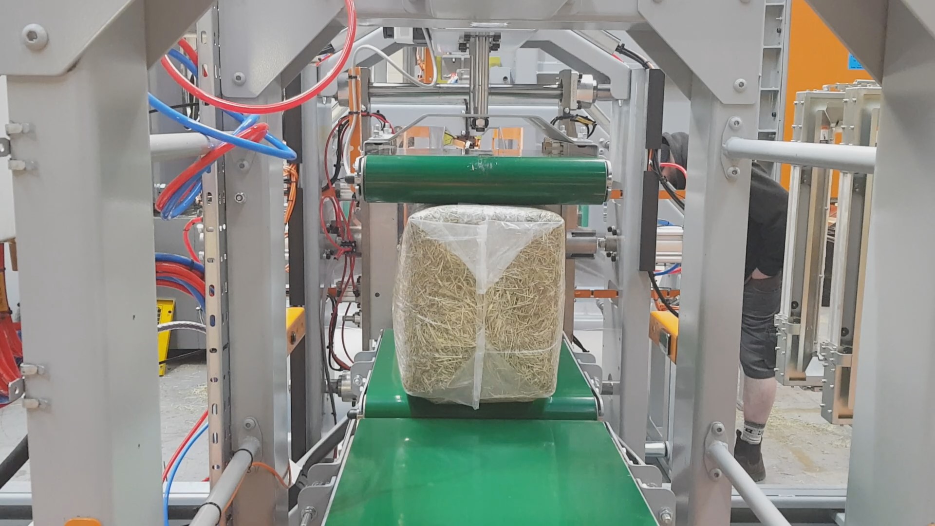 form fill and seal system for baling wood shavings, straw, textiles, shredded card and paper